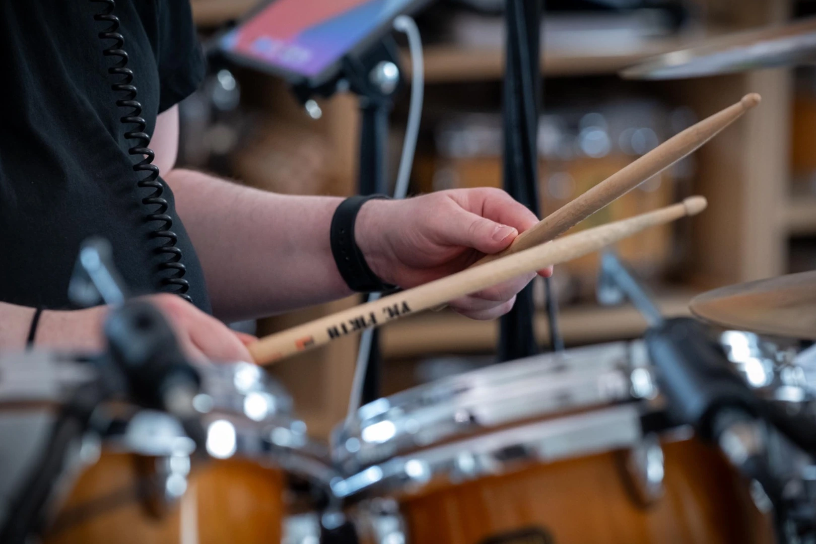 Detailaufnahme von Drumsticks über dem Drumset